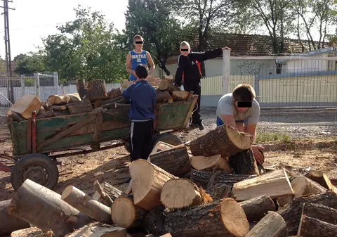 Elevi puşi să care lemnele cu care se vor încălzi la iarnă! 