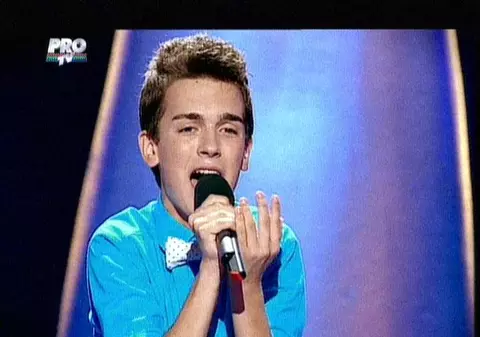 Un puști de 16 ani A RUPT SCENA în două! Toți jurații de la ”Vocea României” l-au dorit, iar publicul l-a APLAUDAT MINUTE ÎN ȘIR!