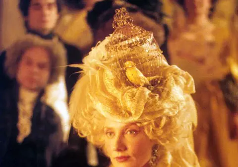 O pereche de pantofi ai reginei Marie-Antoinette a fost vândută cu peste 62.000 de euro