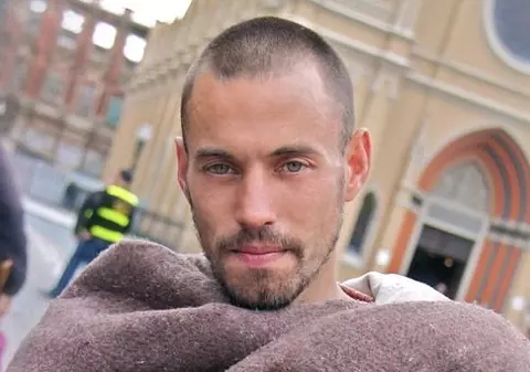 Are o privire pătrunzătoare şi a fost un fotomodel de succes! Acum trăieşte pe străzi şi este CERŞETOR!