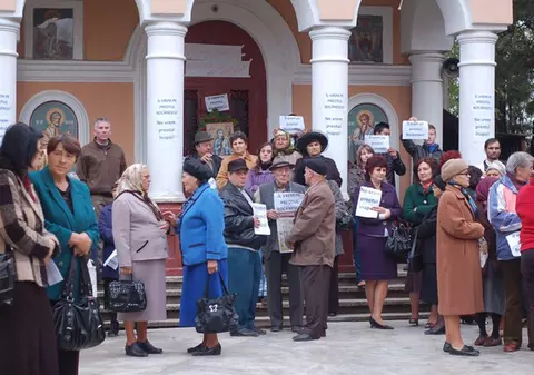 Îmbrânceli la uşa bisericii! Enoriaşii i-au blocat accesul noului preot în lăcaşul de cult