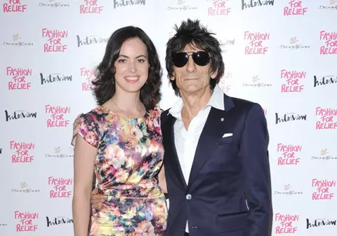 Ronnie Wood, chitaristul trupei Rolling Stones, s-a logodit cu o domnişoară cu 31 de ani mai tânără! Colegii fac glume pe seama lui!
