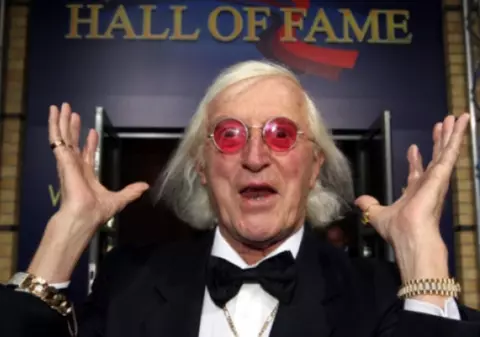 Celebru prezentator BBC, ANCHETAT POST-MORTEM! Vezi de ce familia lui l-a lăsat FĂRĂ PIATRĂ DE MORMÂNT!  