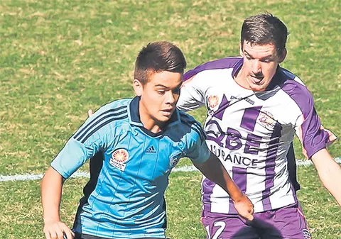 Hagi joacă în Australia