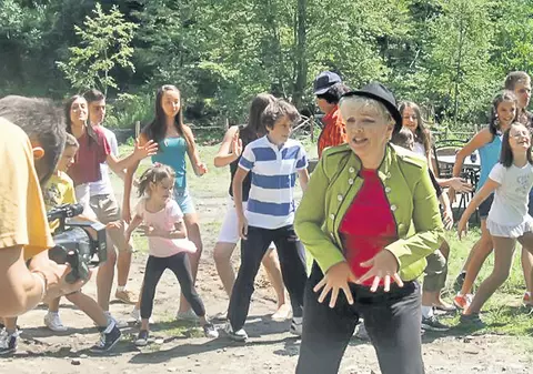 Solista Silvia Dumitrescu debutează, la 53 de ani, în lumea filmului, cu un rol comic. E profă de română în «Cătun fericit»