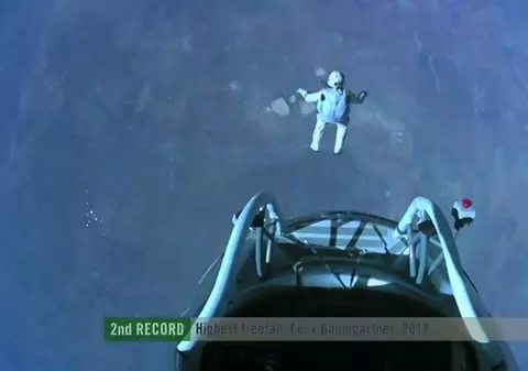 FELIX BAUMGARTNER intră în ISTORIA OMENIRII. FOTOGRAFII FABULOASE de la SALTUL de la peste 38.000 de metri