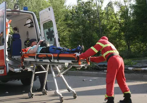 Grav accident rutier! Microbuz cu pasageri spulberat de tren!