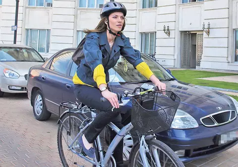 Penelista Alina Gorghiu îi pune pe bărbaţi se dea burta jos