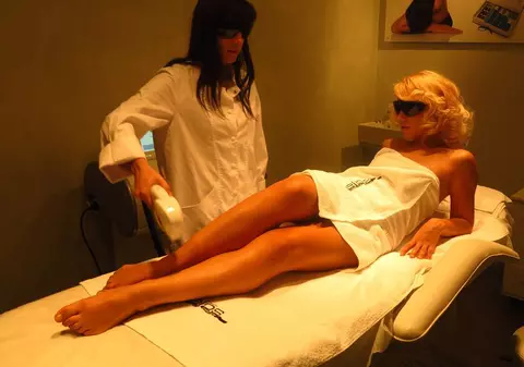 Amna, confundată cu Lady Gaga la salonul de epilare definitivă | FOTO