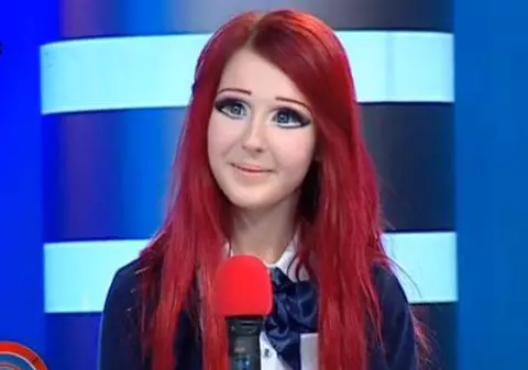 Oana Turcu o critică pe păpuşa vie, Anastasia Shpagina