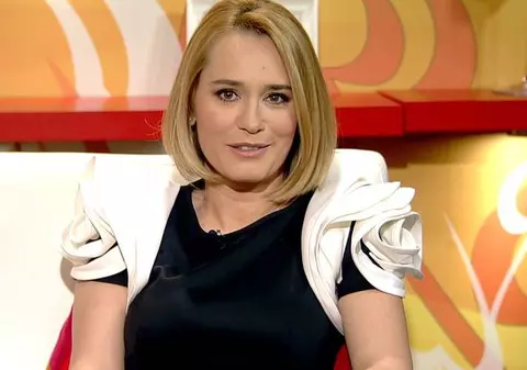 Andreea Esca, în ipostaze intime! Ce face vedeta înainte să intre în direct