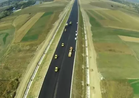 Trafic deviat pe A1, sensul către Sebeş, după ce trei autotrenuri s-au ciocnit