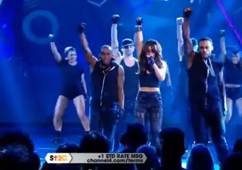 GAFĂ PENIBILĂ! Cheryl Cole a dat lecții de PLAYBACK la un concert! Era cât pe ce să ne păcălească, însă CEVA a dat-o DE GOL! VIDEO 