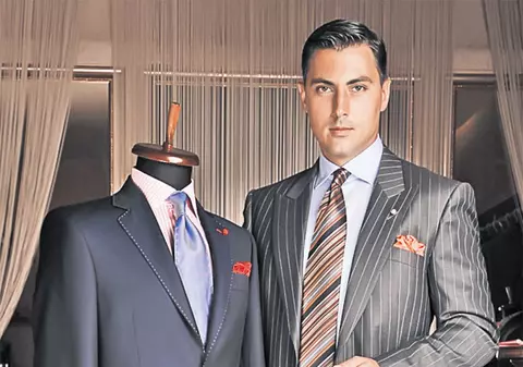 Alexandru Ciucu, croitorul Casei Regale, îi face cadou Regelui Mihai un frac şi o monedă jubiliară | EXCLUSIV