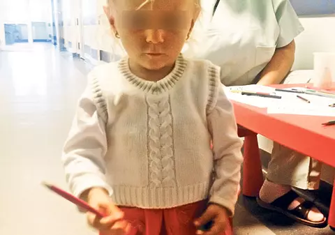 Iată ce păpuşică a vrut să ucidă! Micuţa Maria Alexandra, aruncată de propria mamă pe caldarâm dintr-un taxi, e vedeta Spitalului Marie Curie