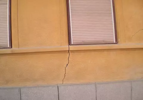 Situaţie disperată a unor locuitori din Mediaş! Le crapă casele!