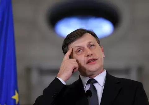 Omul doi din România, Crin Antonescu rămâne chiulangiul Parlamentului