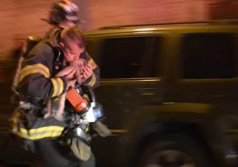 VIDEO CUTREMURĂTOR | Un POMPIER-EROU vrea să sufle VIAŢĂ în corpul unui BEBELUŞ 