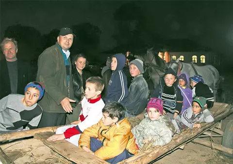 Încărcaţi în căruţă şi duşi să asculte Enescu | Pregătiri de excepție în comuna natală a marelui artist, pentru un concert special