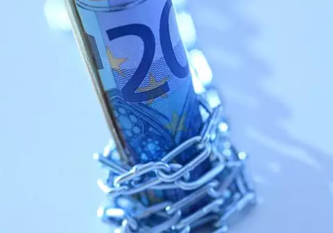 Românii pun la ciorap 100 de euro pe lună. Tu cât reuşeşti să pui deoparte?