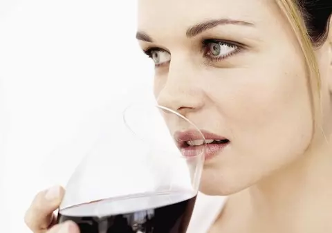 Alcoolul ucide de două ori mai multe femei decât bărbați