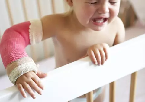 CRUZIME fără LIMITE! Și-a LIPIT fetița de perete cu Super Glue și a bătut-o până la COMĂ! Motivul este INCREDIBIL!