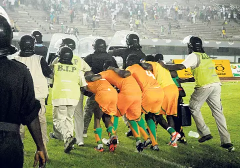 Salvaţi de scuturi! Fotbaliştii Coastei de Fildeş au fost luaţi la pietre de suporterii Senegalului