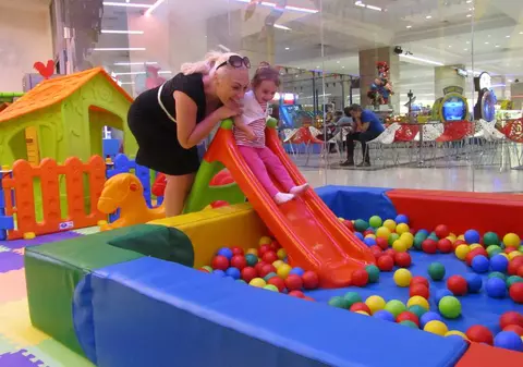 Giulia Nahmany a dat în MINTEA COPIILOR! Uite cum se joacă, alături de fiica ei, Caroline | FOTO&VIDEO