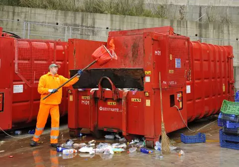 SUEDIA are un PLAN FABULOS: Vrea să cumpere GUNOIUL României