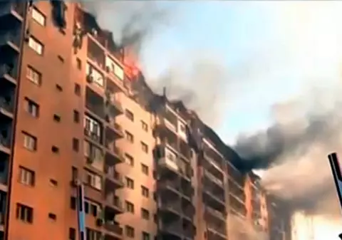 UPDATE: Incendiu PUTERNIC în Capitală! Bloc în flăcări, în sectorul 3 | FOTO