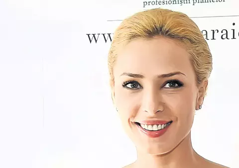 Iulia Vântur, cu sfârcurile-n vânt!