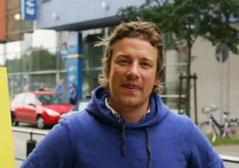 Celebrul bucătar Jamie Oliver, DISPERAT de FURTURILE CLIENŢILOR! "Unii veneau la masă şi plecau acasă cu jumătate de toaletă"