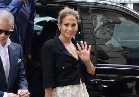 Jennifer Lopez s-a LOGODIT cu TINERELUL EI?