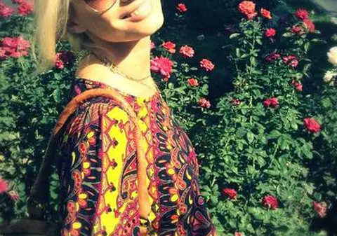 Laura Cosoi, copleșită cu buchete de trandafiri de un admirator secret