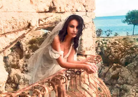 Ce bine îi stă Mădălinei Ghenea în rochie de mireasă!