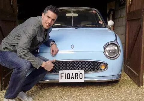 Olandezul Van Persie deţine o maşină mai ciudată