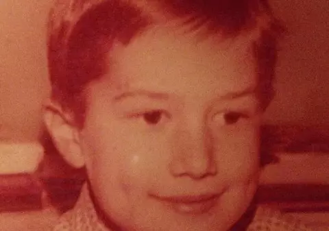 Ștrengărelul din fotografie este acum unul dintre cele mai CAUSTICE PERSONAJE din SHOWBIZ! Ghicești cine este?