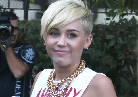 MILEY CYRUS, DISTRUSĂ DE TRISTEŢE. "Nu am fost niciodată atât de ÎNDURERATĂ. Aş da orice pe lume s-o pot aduce înapoi"