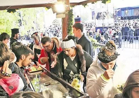 Moaştele «Vindecătorului de boli», aduse la Bucureşti | Rămăşiţele Sfântului Nectarie au ajuns în Capitală pentru sărbătoarea Sfântului Dimitrie cel Nou