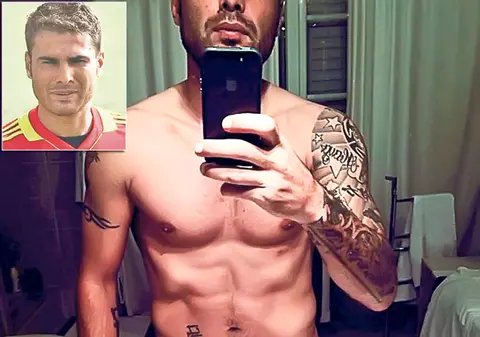 Mutu le copiază pe piţipoance! Şi-a arătat pătrăţelele lângă WC!