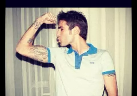 Mutu îşi arată muşchii pe Facebook