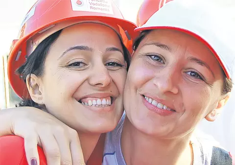 Georgiana şi Elena au construit sute de case pentru săraci