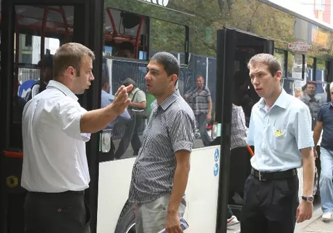 Nimeni nu trece de CONTROLORII RATB! Ia uite ce MĂSURI au fost PREGĂTITE PENTRU CĂLĂTORI!