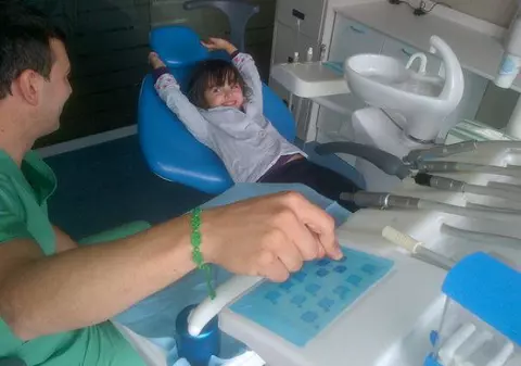 Ce fericită e fetiţa lui Adrian Cristea, LA DENTIST! | FOTO