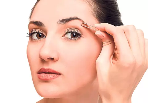 Cum îţi schimbă sprâncenele fizionomia | Află ce formă ți se potrivește!