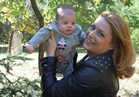 Ce DRĂGĂLAȘ e băiețelul Silviei de la Pin-Up Girls!