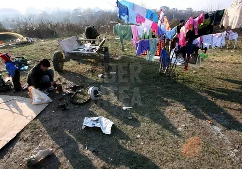 Tabără de romi, dărâmată cu buldozerul, la Craiova