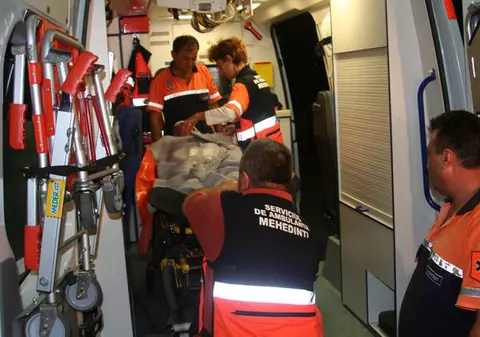 Tată şi fiu, bătuţi şi înjunghiaţi de un consătean