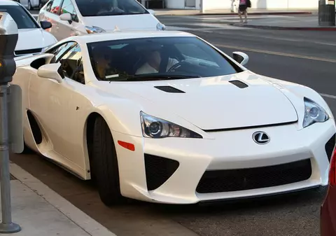 Ce fată! Paris Hilton îl lasă pe iubitul ei să-i conducă maşina de 400.000 de dolari | FOTO