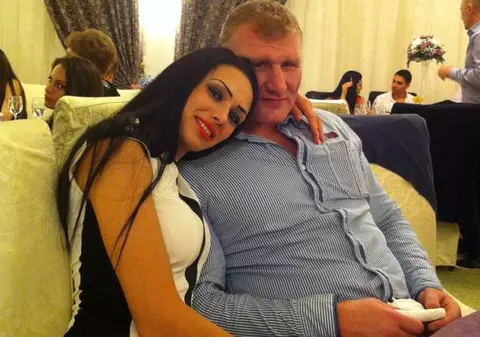 Iubita lui TOLEA CIUMAC, DANSATĂ, FERMECATĂ şi ŢINUTĂ ÎN BRAŢE de ADI MINUNE